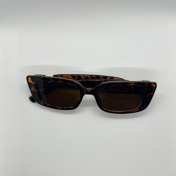 Chic Tortoiseshell V-Detail Sunglasses -Square Frame, Trendy Style UV protection